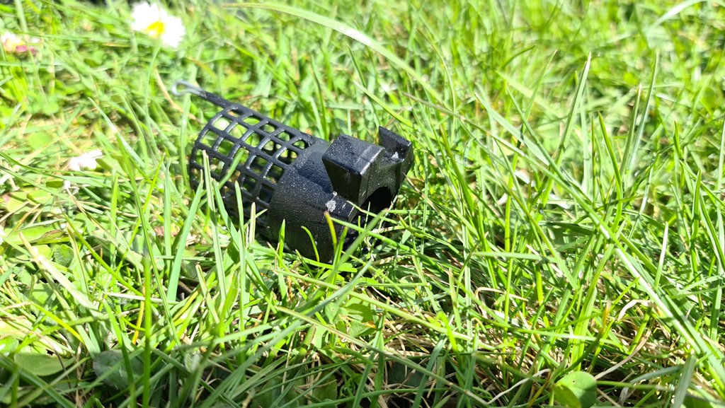 Кормушка дюза с грунтозацепом для течения